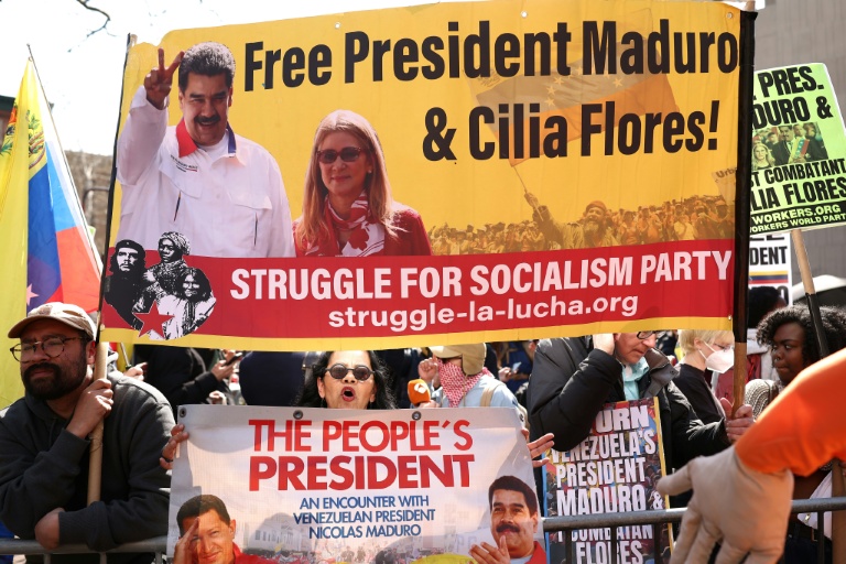 Des partisans du président vénézuélien déchu Nicolas Maduro manifestent devant le tribunal de New York, où il doit comparaître, le 26 mars 2026 