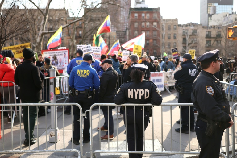 Des policiers montent la garde devant le tribuanl de New York où le président vénézuélien déchu Nicolas Maduro doit comparaître, le 26 mars 2026