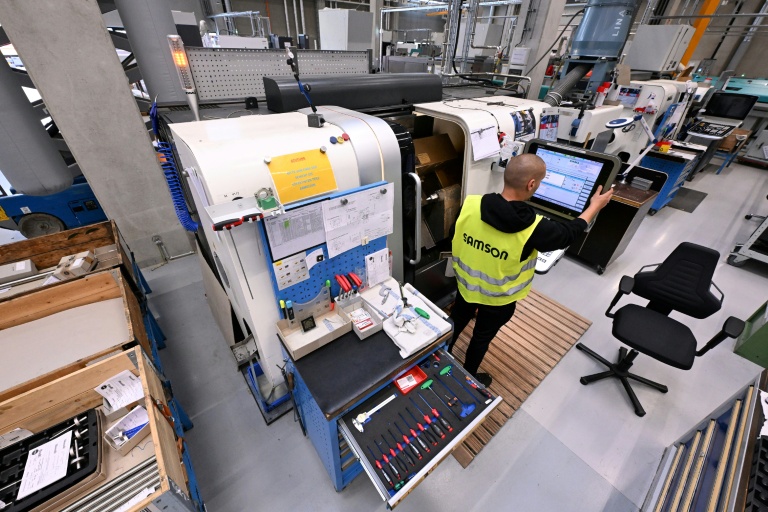 Un employé ans l'usine du groupe Samson à Offenbach, le 10 juin 2026
