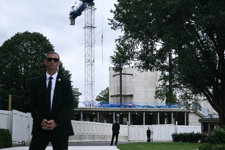 Le chantier de construction de la salle de bal de l'aile est alors que le président américain Donald Trump et le président chinois Xi Jinping parcourent la pelouse sud de la Maison Blanche, le 24 septembre 2026 à Washington
