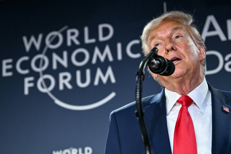 Le président américain Donald Trump s'exprime lors d'une réception en marge du sommet de Davos, en Suisse, le 21 janvier 2026