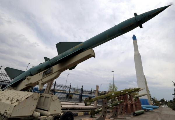 Des reproductions de missiles iraniens exposées devant le Musée de la Défense à Téhéran, le 31 mars 2026