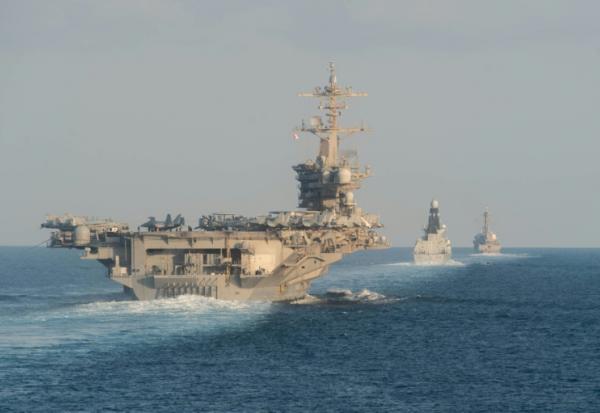 Le porte-avions américain Abraham Lincoln dans le détroit d'Ormuz, le 19 novembre 2019. Photo distribuée par la marine américaine