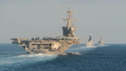Le porte-avions américain Abraham Lincoln dans le détroit d'Ormuz, le 19 novembre 2019. Photo distribuée par la marine américaine
