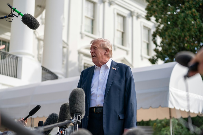 Le président américain Donald Trump s'adresse à la presse sur la pelouse sud de la Maison Blanche, le 26 septembre 2025 à Washington