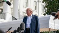 Le président américain Donald Trump s'adresse à la presse sur la pelouse sud de la Maison Blanche, le 26 septembre 2025 à Washington