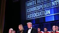 (g-d) La porte-parole de la Maison Blanche, Karoline Leavitt, la Première dame Melania Trump, et le président américain Donald Trump, assistent au dîner des correspondants de la Maison Blanche à Washington, le 25 avril 2026