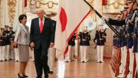 La Première ministre japonaise Sanae Takaichi (gauche) et le président américain Donald Trump passent en revue des soldats japonais, le 28 octobre 2025 à Tokyo