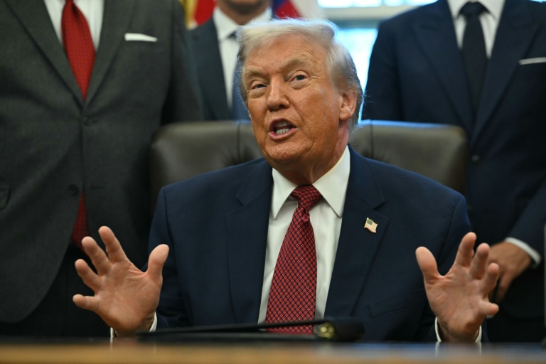 Le président américain Donald Trump s'exprime devant la presse lors d'un événement dans le Bureau ovale de la Maison Blanche, à Washington, le 3 décembre 2025