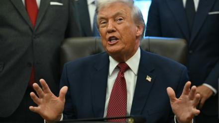 Le président américain Donald Trump s'exprime devant la presse lors d'un événement dans le Bureau ovale de la Maison Blanche, à Washington, le 3 décembre 2025