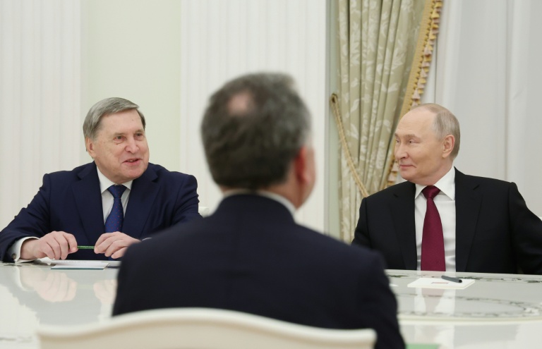 Sur cette photo distribuée par l'agence publique russe Spoutnik, le président russe Vladimir Poutine et le conseiller diplomatique du Kremlin Iouri Ouchakov lors d'une rencontre avec l'émissaire américain Steve Witkoff, le 2 décembre 2025 à Moscou 