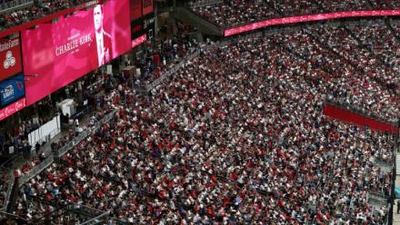La foule dans le stade de Glendale en Arizona pour l'hommage à Charlie Kirk, dimanche 21 septembre