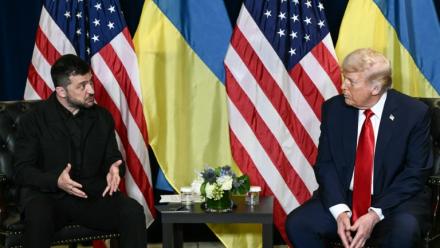 Donald Trump (à droite) échange avec le président ukrainien Volodymyr Zelensky en marge de l'Assemblée générale de l'ONU, le 23 septembre 2025 à New York