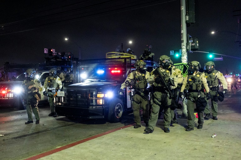 Affrontement entre forces de l'ordre et manifestants opposés aux expulsions d'immigrés, le 8 juin 2025 à Los Angeles, en Californie