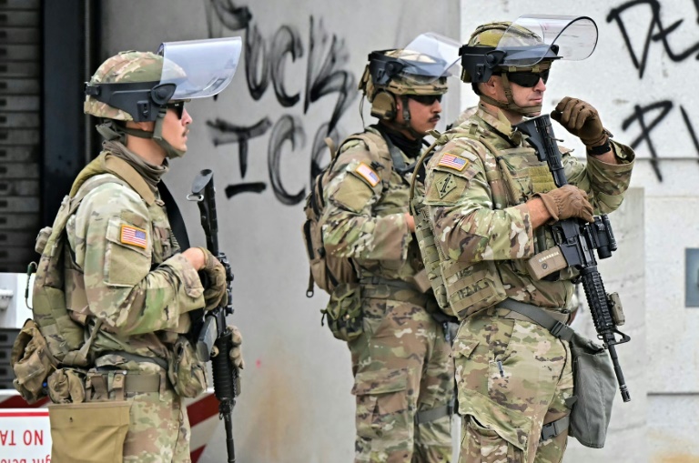 Des membres de la Guarde nationale à Los Angeles, en Californie, le 8 juin 2025