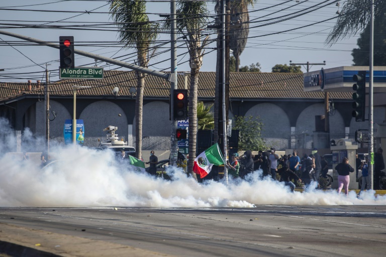 Fumigènes lancés par les forces de l'ordre lors d'une manifestation contre les expulsions massives de sans-papiers, le 7 juin 2025 à Los Angeles