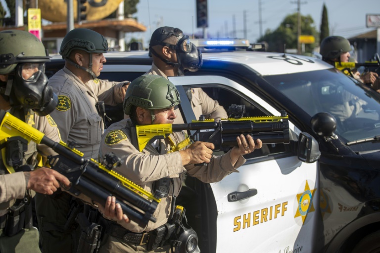 Les forces de l'ordre lors d'une manifestation contre les expulsions massives de sans-papiers, le 7 juin 2025 à Los Angeles