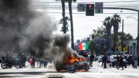 Une voiture en feu lors de manifestations contre les expulsions massives de sans-papiers, le 7 juin 2025 à Los Angeles