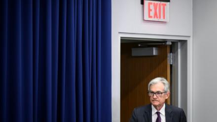 Le président de la Réserve fédérale américaine (Fed) Jerome Powell arrive pour une conférence de presse, à Washington le 30 juillet 2025