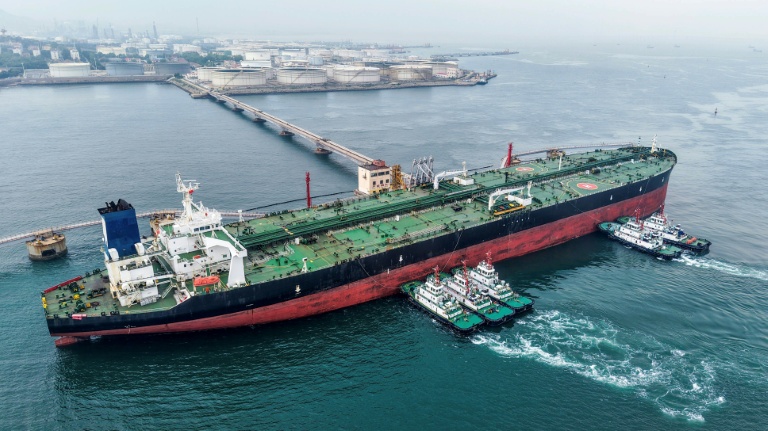 Un cargo décharge du pétrole brut importé au terminal pétrolier de Qingdao, dans la province du Shandong, dans l'est de la Chine, le 11 mai 2026