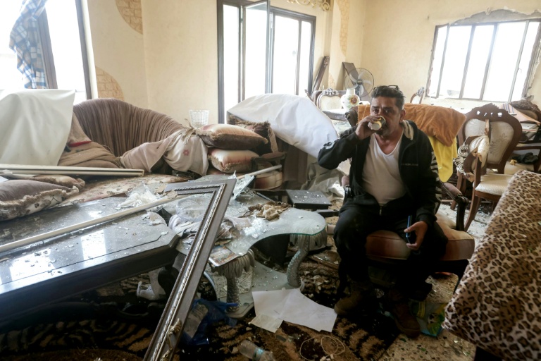 Un habitant de Qana, dans le sud du Liban, de retour dans sa maison dévastée par la guerre, le 18 avril 2026