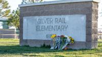 Des fleurs déposées au lendemain d’une fusillade survenue à l’école primaire Silver Rail, à Bend, le 16 octobre 2026 dans l'Oregon