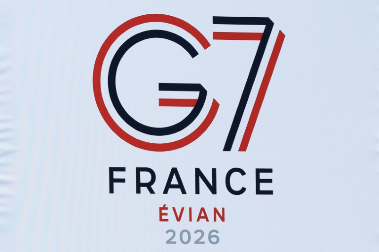 Logo du sommet du G7 affiché dans la salle de presse internationale du G7, à la veille du début de l'événement, à Publier, près d'Évian, dans l'est de la France, le 14 juin 2026