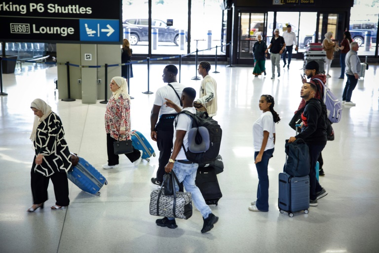 Des voyageurs arrivent au terminal B de l'aéroport de Newark, dans le New Jersey, le 7 mai 2025