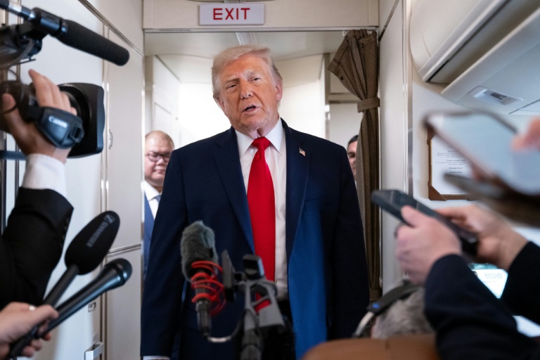 Le président américain Donald Trump s'adresse à la presse à bord d'Air Force One, entre Washington et le Wisconsin, le 5 juin 2026