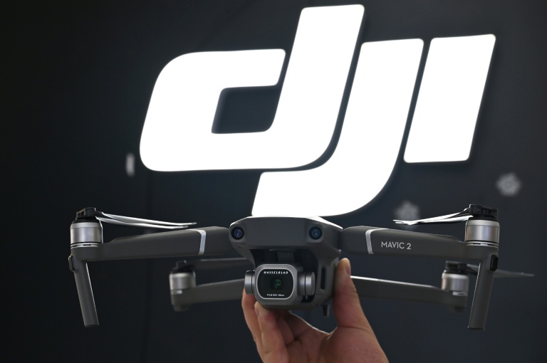 Un employé présente le nouveau drone Mavic Pro 2 dans un magasin DJI à Shanghai, le 22 mai 2019 en Chine