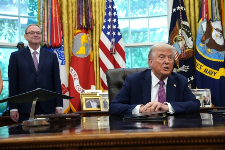 Kevin Hassett et Donald Trump dans le bureau ovale de la Maison Blanche à Washington, le 5 septembre 2025