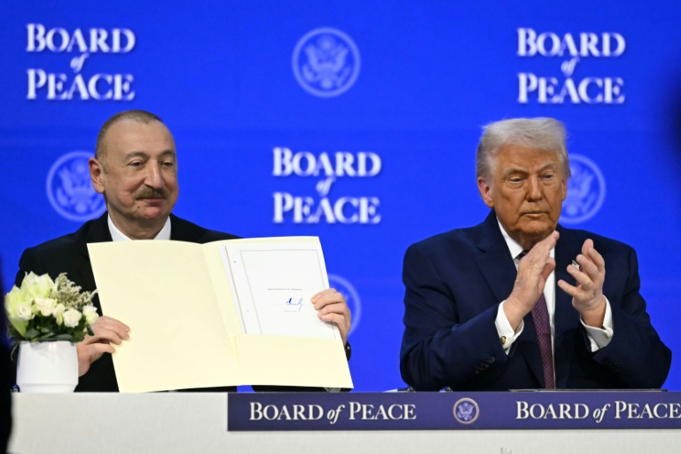Le président de l'Azerbaïdjan Ilham Aliyev (à gauche) et son homologue américain Donald Trump, le 22 janvier 2026 à Davos (Suisse)