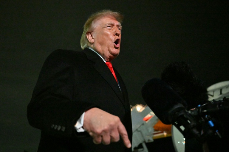 Le président américain Donald Trump s'adresse aux journalistes sur la base aérienne d'Andrews, dans le Maryland, le 10 octobre 2026
