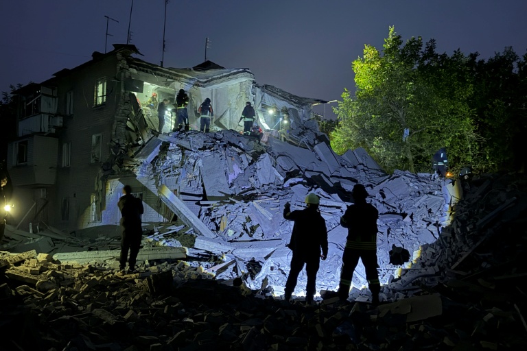 Opérations de recherche dans un immeuble détruit par une frappe russe à Zaporijjia, en Ukraine, le 10 octobre 2026