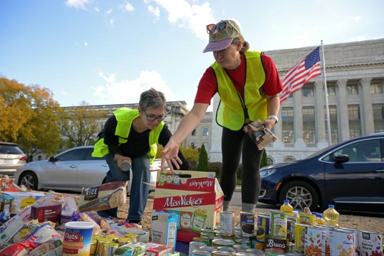 Des bénévoles de l'association People's Pantry Food récoltent des dons alimentaires sur l'esplanade du National Mall à Washington, le 30 octobre 2025