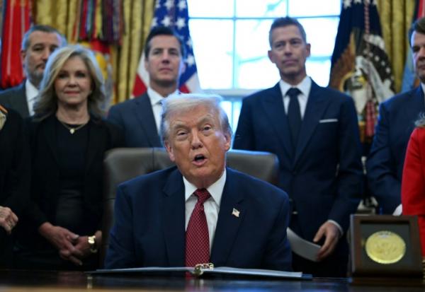 Donald Trump dans le Bureau ovale de la Maison Blanche, à Washington, entouré notamment de responsables du secteur automobile américain, le 3 décembre 2025