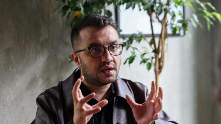 Yildiz Tar, membre de l'organisation turque Kaos GL qui défend les droits des homosexuels et transgenres, le 18 septembre 2026 à Ankara


