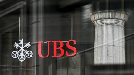 La banque suisse UBS va débourser 835 millions d'euros pour régler le litige en France concernant le démarchage illicite de riches clients et le blanchiment de fraude fiscale