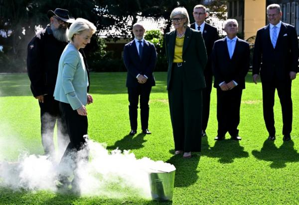 La présidente de la Commission européenne, Ursula von der Leyen, participant à une cérémonie traditionnelle aborigène, avec la gouverneure générale de l'Australie Sam Mostyn, à Sydney le 23 mars 2026.