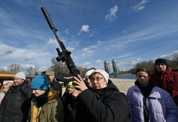 Des habitants participent à une formation formation au maniement des armes à Kiev, le 20 février 2022 en Ukraine