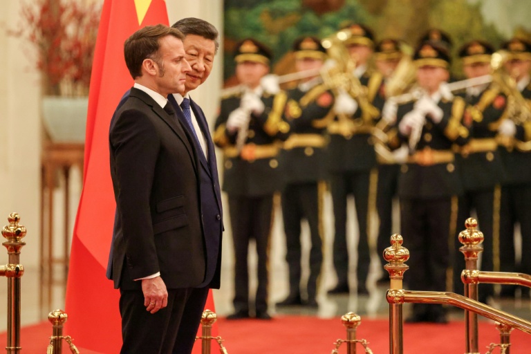 Le président chinois Xi Jinping et le président français Emmanuel Macron au Palais du Peuple à Pékin, le 4 décembre 2025