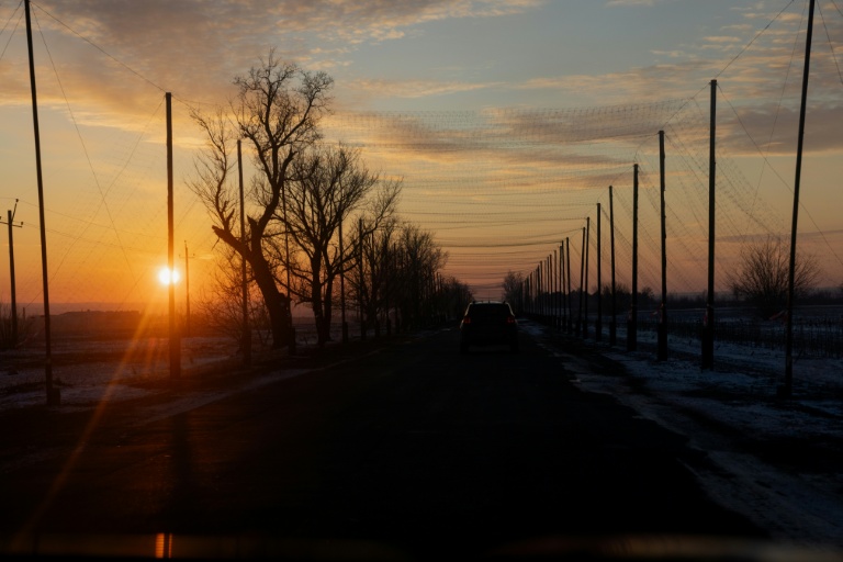 Des filets antidrones ont été installés sur les routes près de la ligne de front