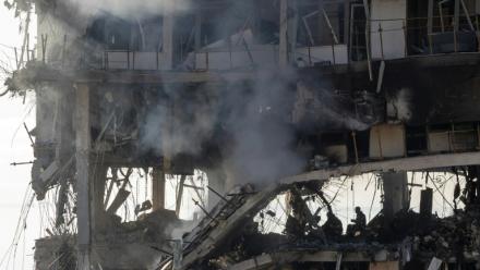 Des étages d'un immeuble d'habitation détruits après des frappes de missiles et de drones russes sur la ville portuaire ukrainienne d'Odessa, le 12 septembre 2026  