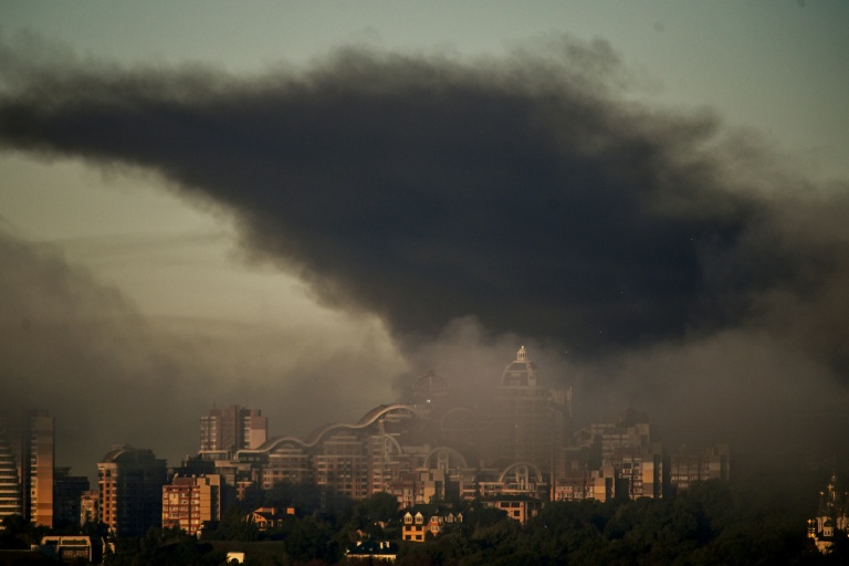De la fumée au-dessus des immeubles à Kiev, après une attaque aérienne, le 23 septembre 2026 en Ukraine