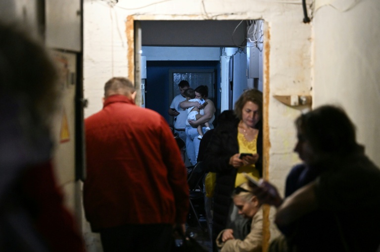 Des habitants dans un abri lors d'une attaque aérienne à Kiev, le 23 septembre 2026 en Ukraine