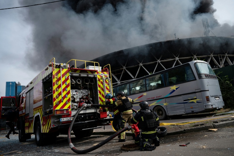 Des pompiers éteignent un incendie dans un bâtiment endommagé par une attaque de drone à Kiev, le 23 septembre 2026 en Ukraine