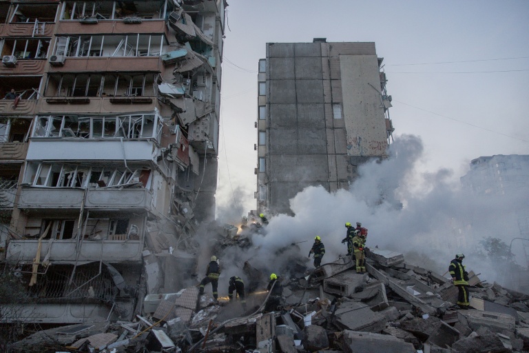 Un immeuble de Kiev partiellement détruit par une frappe russe, le 14 mai 2026
