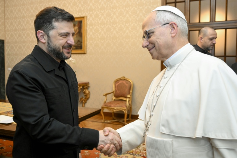 Handout du Vatican montrant le président ukrainien Volodymyr Zelenski et le pape Léon XIV, le 9 décembre 2025 à Castel Gandolfo
