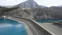 Cette photo, prise le 29 mars 2023, montre le barrage hydroélectrique d'EDF du lac de Serre-Ponçon, à Rousset, dans les Alpes françaises