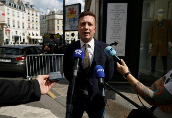 Jean-Eudes Gannat, porte-parole du "Comité du 9 mai" s'adresse à la presse, le 8 mai 2026 à Paris